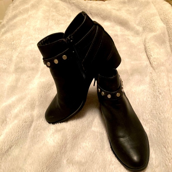 Women’s 7.5 Booties - Picture 1 of 3
